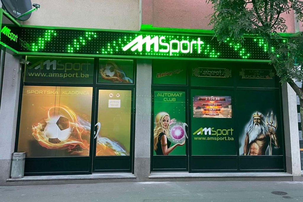 Prozorska grafika na One Way Vision foliji u poslovnom izlogu