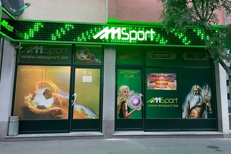 Prozorska grafika na One Way Vision foliji u poslovnom izlogu