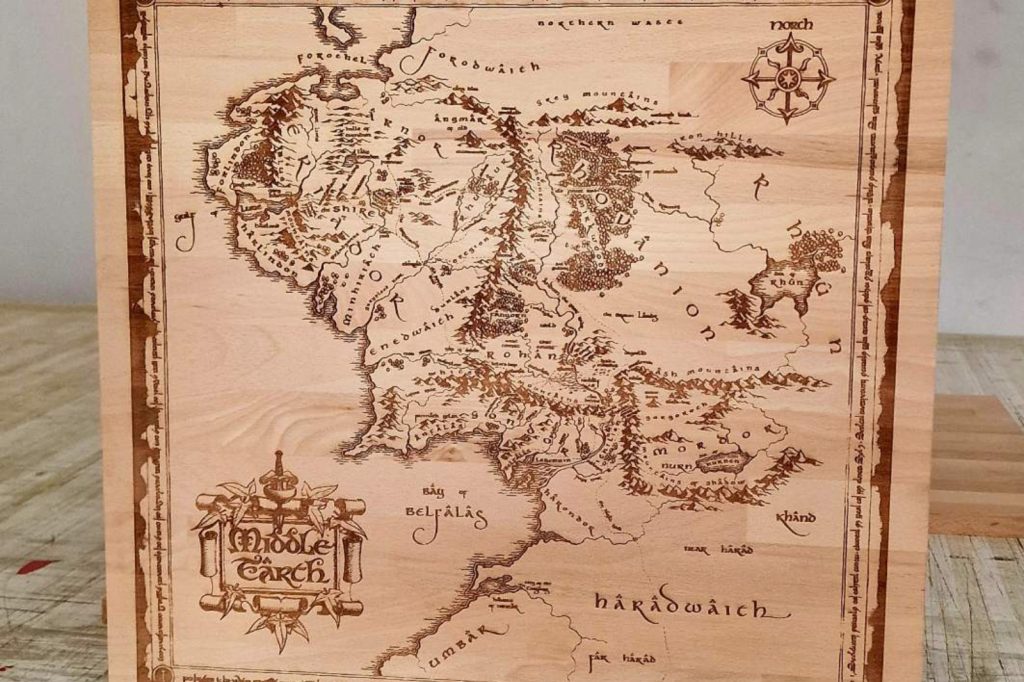 Drveni poklon sa middle earth maps